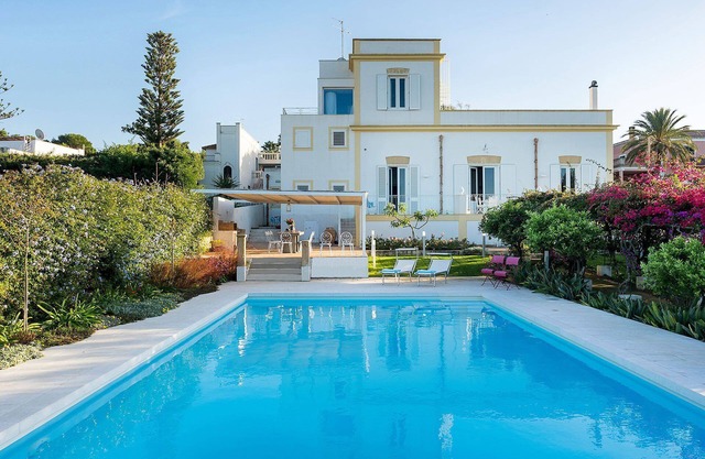 My Rental Homes - The Flower Garden with private pool immersed in a gorgeous garden