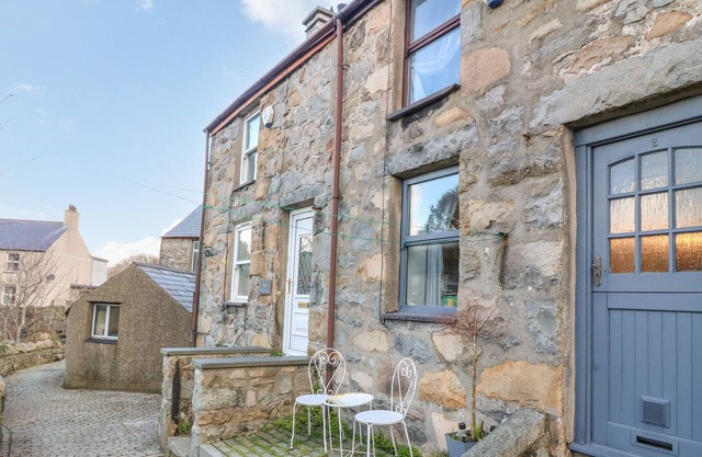 MYNYDD A MOR, pet friendly, character holiday cottage in Trefor