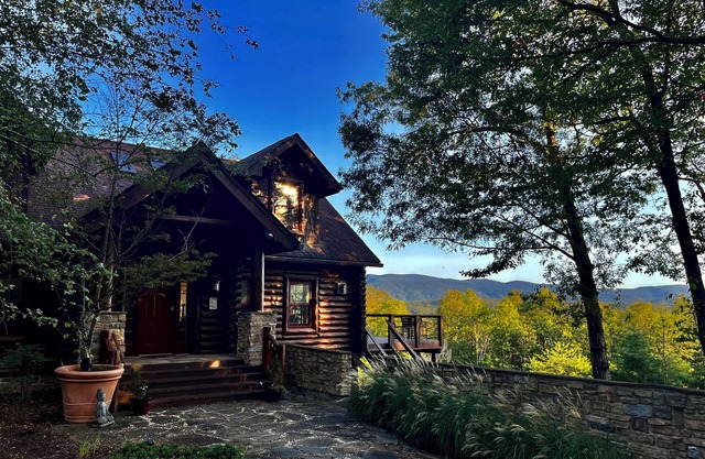 Mystic Pines log home in Shenandoah with hot tub and spectacular views!
