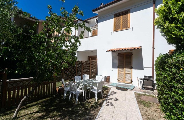 N039 - Numana, villa con giardino a due passi dal mare