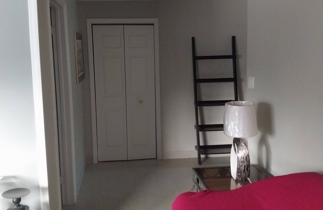 n5 mins away from public beach and 3 min from grocery store!