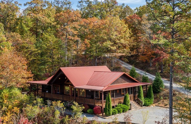 Nantahala Nights, sleeps 9, hot tub, arcade games, with Smoky Mnt Views!