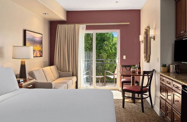 Napa 1-Bedroom suite at vineyard w/wine tasting, pools, fitness, lots amenities