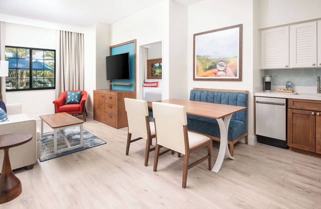 Naples Getaway! Suite w/Pool View and Fully Equipped Kitchen