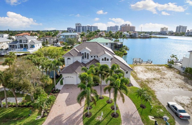 Naples/Waterfront/Gulf Access/Walk to Vanderbilt Beach - 20,000/Mth