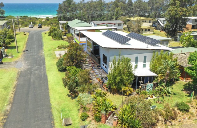 Narrawallee Beach. A family sized three bedroom Beach House by the Beach.