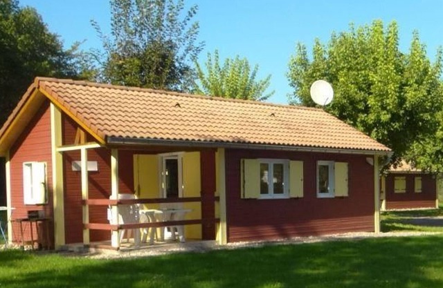 Nature chalet with terrace and parking in Mélisey