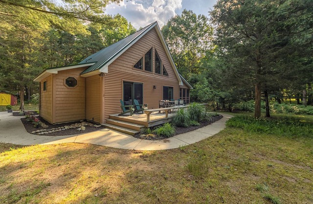 Nature lovers delight, private hot tub and a short walk to Lake MI