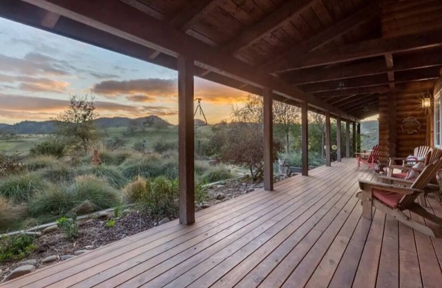 Nature lovers retreat! Log house, goats and llamas