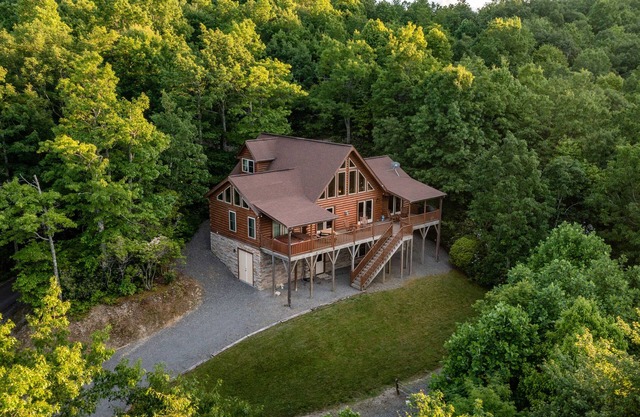 Nature Meets Comfort: Cabin with Fast WiFi, Hot Tub, Games, and Nature Trails!