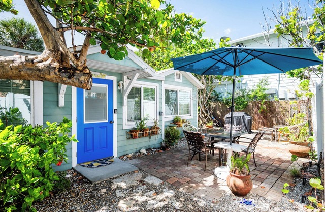 Naut 2 Shabby Bungalow - A sweet and cozy getaway on Pine Avenue!