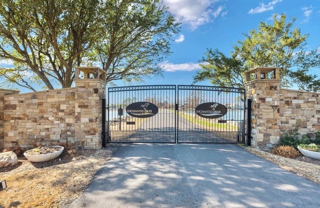 Nautical Lake View Cottage on Enchanted Isles Island, Cedar Creek Lake, Texas