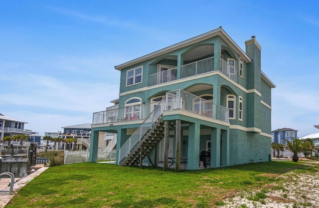 Navarre Beach Villa w/Water Views Sleeps 12/Kayaks + Bikes + OPTIONAL CARTS