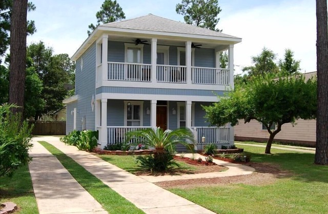 Near Beach House 3 Bedroom Home by RedAwning