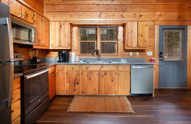 Near Downtown Gatlinburg/Beautiful Views/Hot Tub