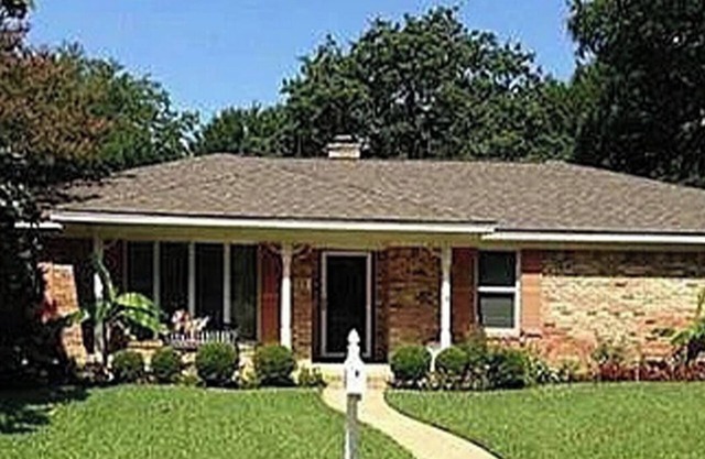 Near Entertainment District, Hot Spots - Recently Updated 3-Bedroom Home