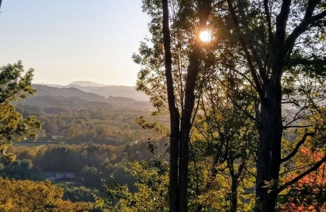 Near hiking, Brevard, & HVL; Quiet, convenient with MTN VIEWS