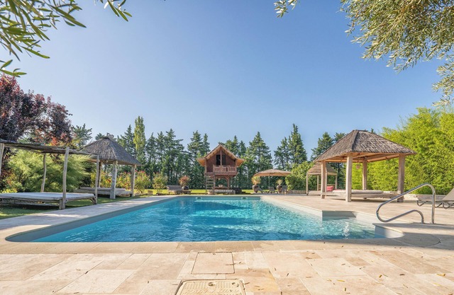 Near L'Isle-sur-la-Sorgue, quiet old Provençal Mas, 19 Pers. Swimming pool.