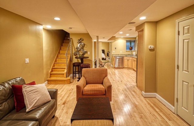 Near Metro, top dining, historic shaw, close to Convention Center