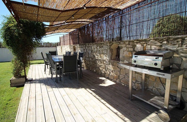 Near Nîmes, house with spacious volumes, beautiful pool, dog allowed
