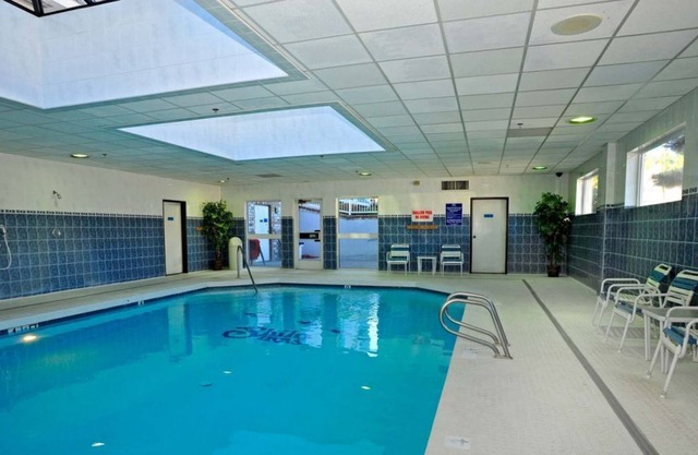 Near Outdoor Attractions, Modern Unit, Pool and Hot Tub