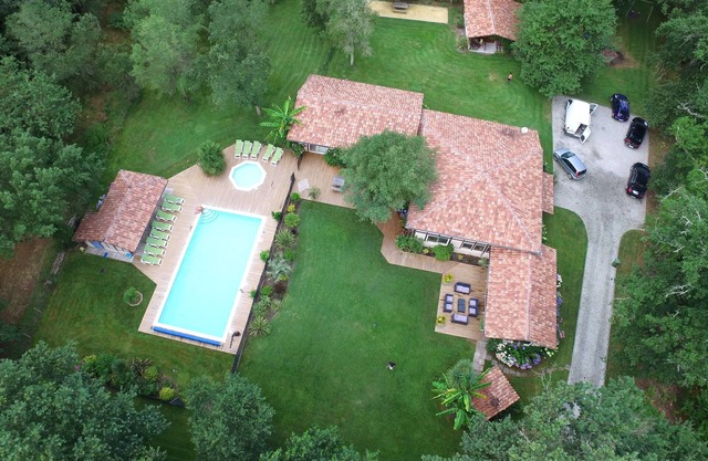 Near the Atlantic ocean, spacious house for 24 people with heated swimming pool