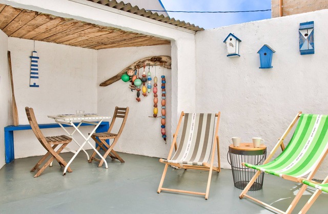 Near the port of Guilvinec, town house for 5
