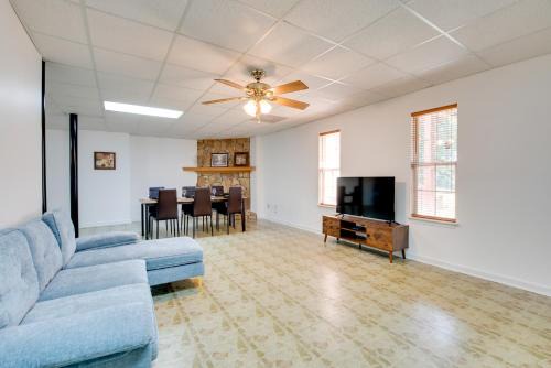 Near Trails and Live Music Cozy Atlanta Apt!