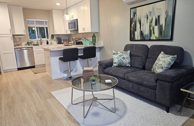 Near trolley. NEW charming 1-bedroom home in Fletcher hills, La Mesa.