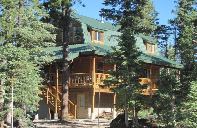 Near Zion & Bryce Nat'l Parks! Beautiful cabin, lovely, cool mountain location!