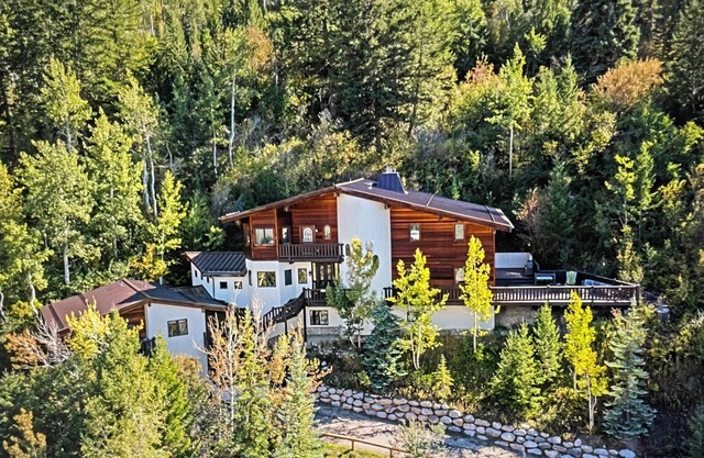 Nestled btw Vail & Beaver Creek, up to 27 people, golf, pickleball, trails close