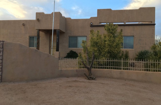 Nestled in the Superstition Mountains! Amazing views!