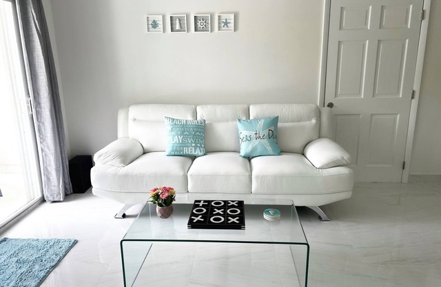 NEW! 1 Bedroom Luxury Modern Condo - very close to the beach