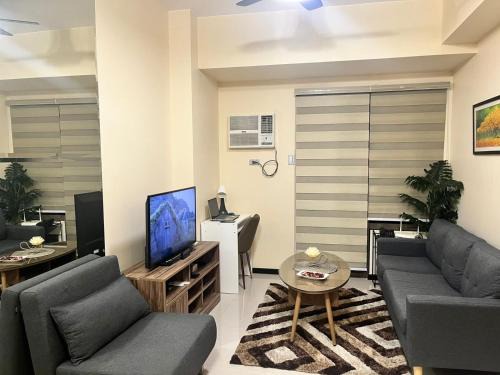 New 1BR Condo in Pasay with Fast WiFi, Netflix, Free Pool and WFH ready Near SM Mall of Asia,NAIA and OKADA