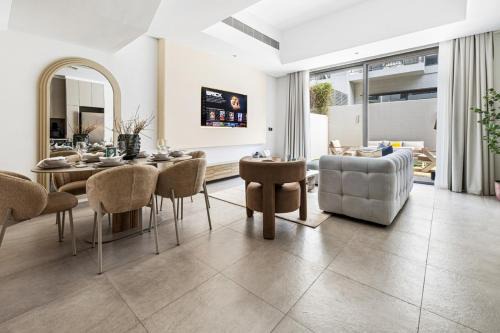 New 2.5 BR Villa With PS5 and Garden Near Dubai Mall
