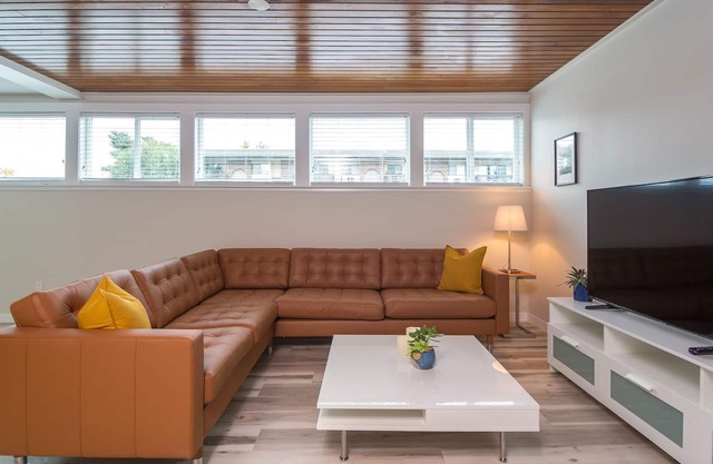 New 2 Bed steps to downtown and beach