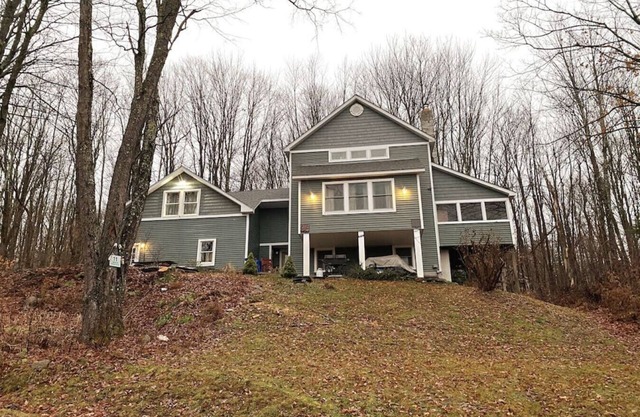 New- 6B/3B with Hot Tub. Minutes from Lake & Town