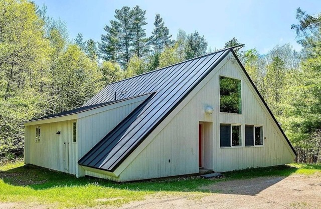 New! 7 min to Stratton access road, HotTub, Sauna EV