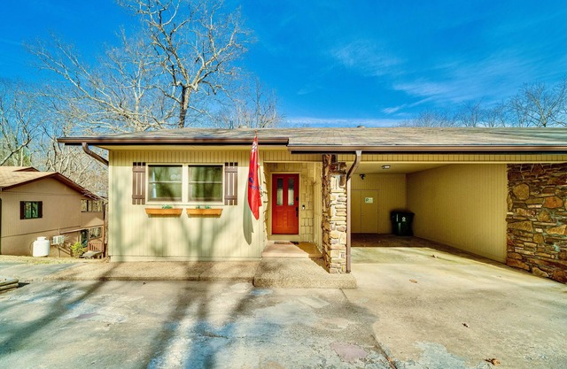 NEW! ⭐️Back deck w/views + 1 min ride to trails 🚲