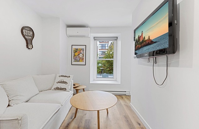 New Boho Downtown 10 BIG bedrooms 7 Full Bath