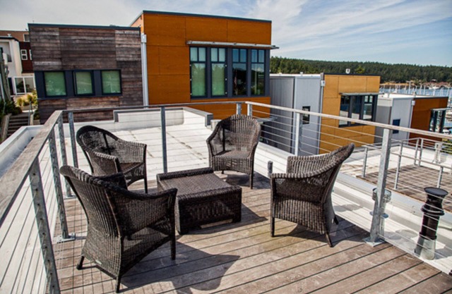 ✨NEW✨ Bright in-town Penthouse with roof deck 😎