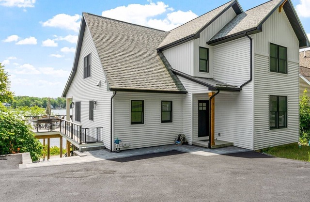 New build 5-bedroom waterfront lake house in Saratoga Springs