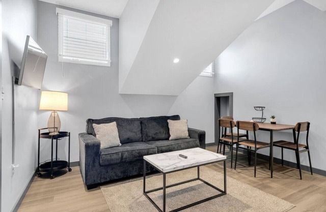 New Build Cozy Haven Near FQ/Frenchman + Parking