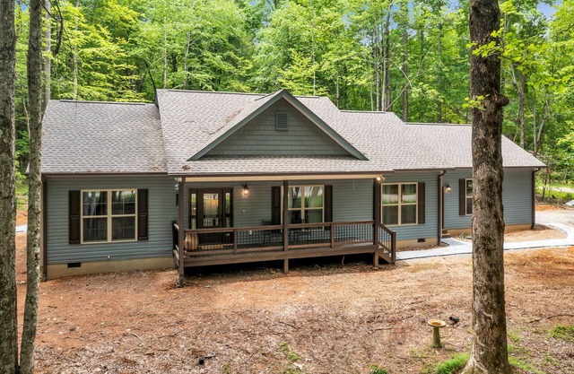 New Build House with Hot Tub/Kayaks near Private Lake