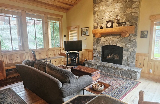 NEW! Cabin 1 - 4BR Retreat w/Hot Tub & Extra Studio