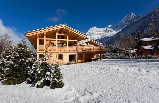 New chalet 5 bedrooms en suite sauna jacuzzi