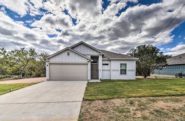 New Charming Hill Country Home next to Lake LBJ
