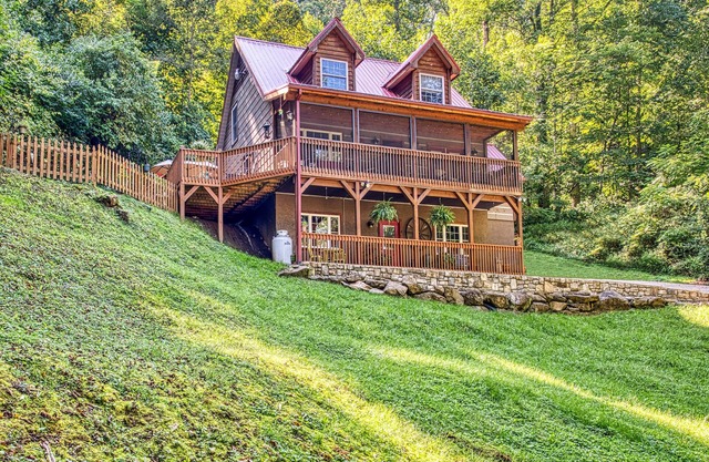 New! Charming Mountain Retreat-Stair Lift-HotTub-Fire Pit! Sleeps 9! Near Skiing