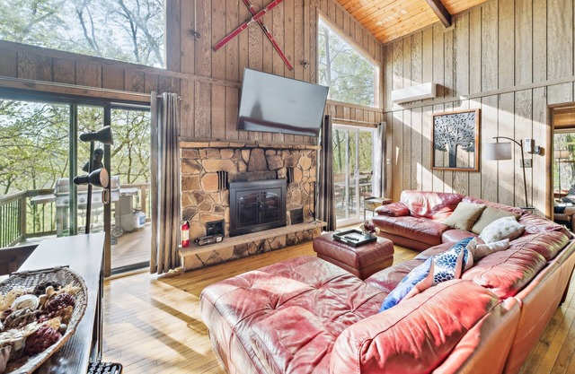 NEW! Charming Porter House in the heart of the Poconos