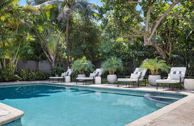 NEW! Chic & cozy villa with saltwater pool & spa 5 min walk to the beach